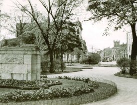 Denkmal am Moltkeplatz *5 - Im Hintergrund ist der Turm der Feuerwache in der Landsberger Straße zu erkennen. Ansicht 2011.